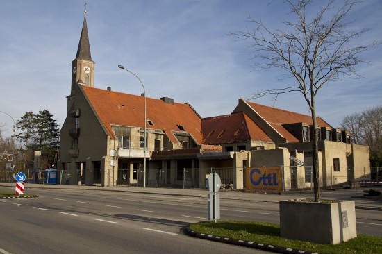 Der Pfarrsaal der Ulrichskirche wird derzeit abgerissen und steht als Veranstalungsort folglich nicht mehr zur Verfügung.